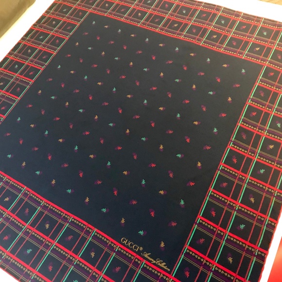 GUCCI Silk HORSE BIT Rare LOGO Silk Square Scarf! Red Blue Gold Rare NEW VINTAGE - Picture 5 of 7